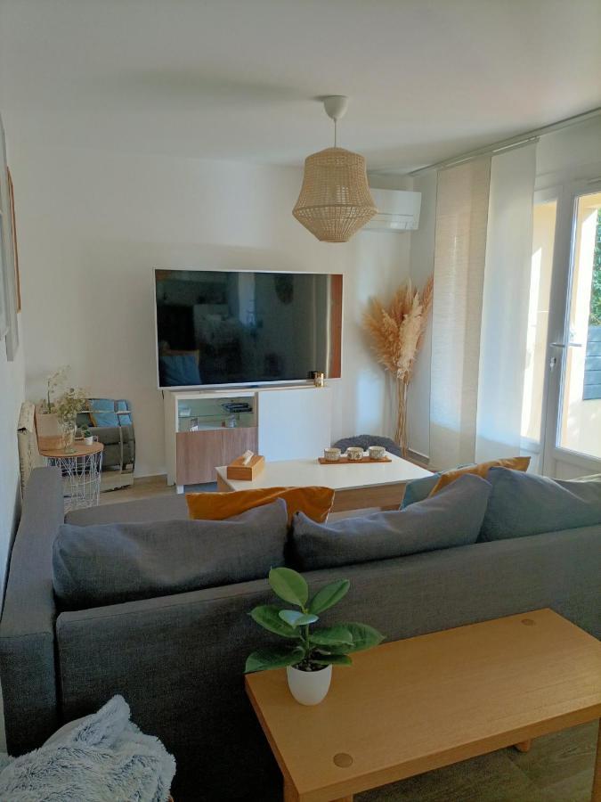 Appartement Proche Mer Avec Terrasse Et Jardin Privatif Hyeres Exterior photo